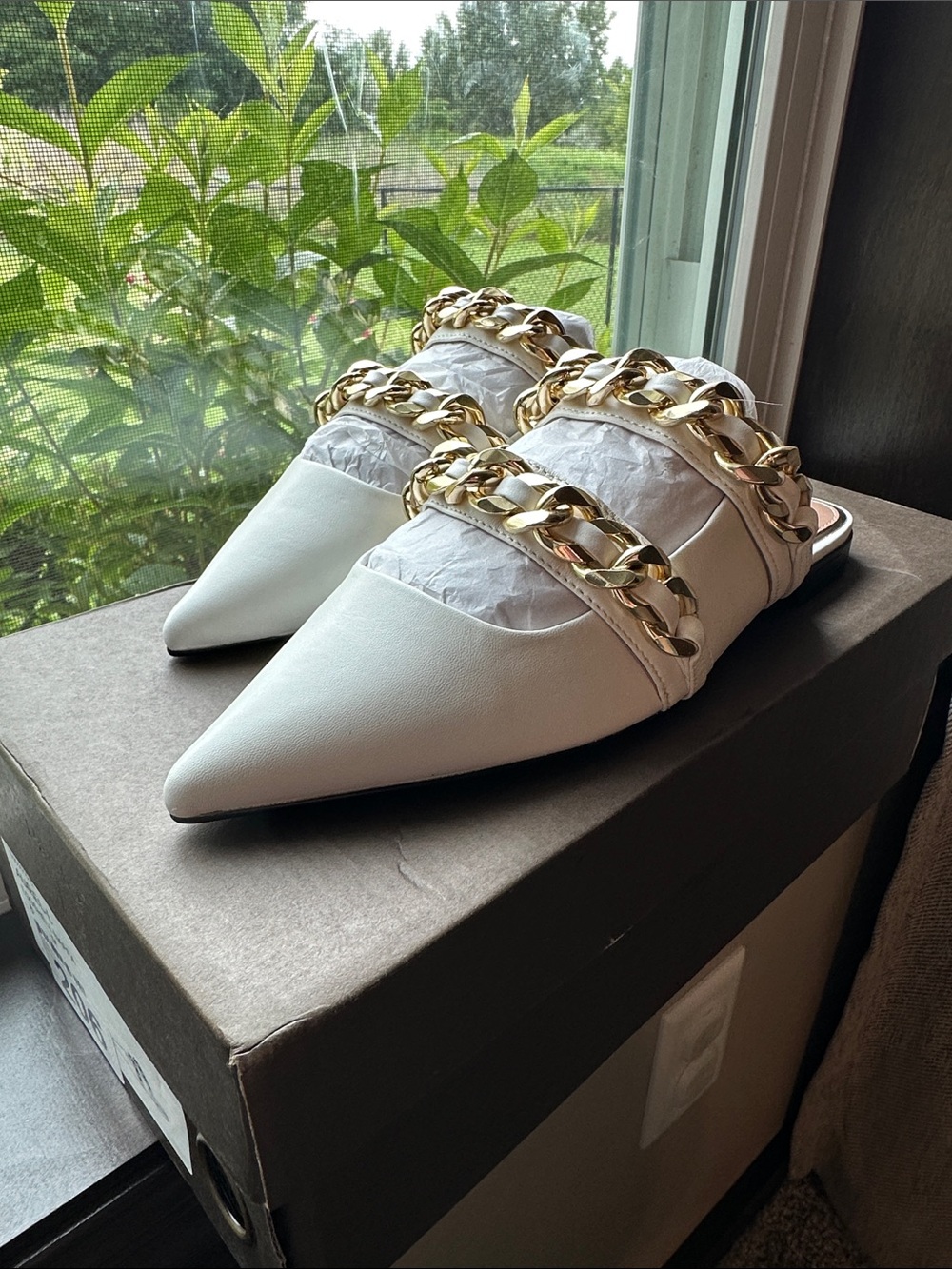 Paolo Women’s White Pointed-Toe Slip-On Mules with Gold Chain Detail SIZE6